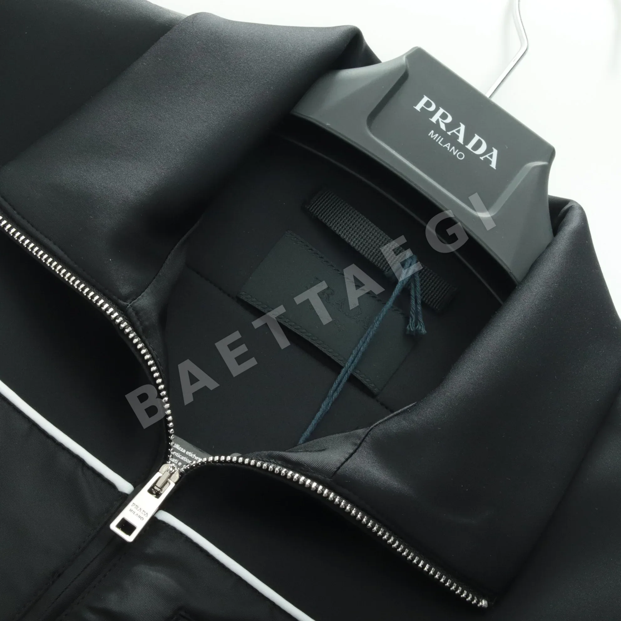 프라다 슬림핏 하이넥 나일론 자켓 상세 이미지 3