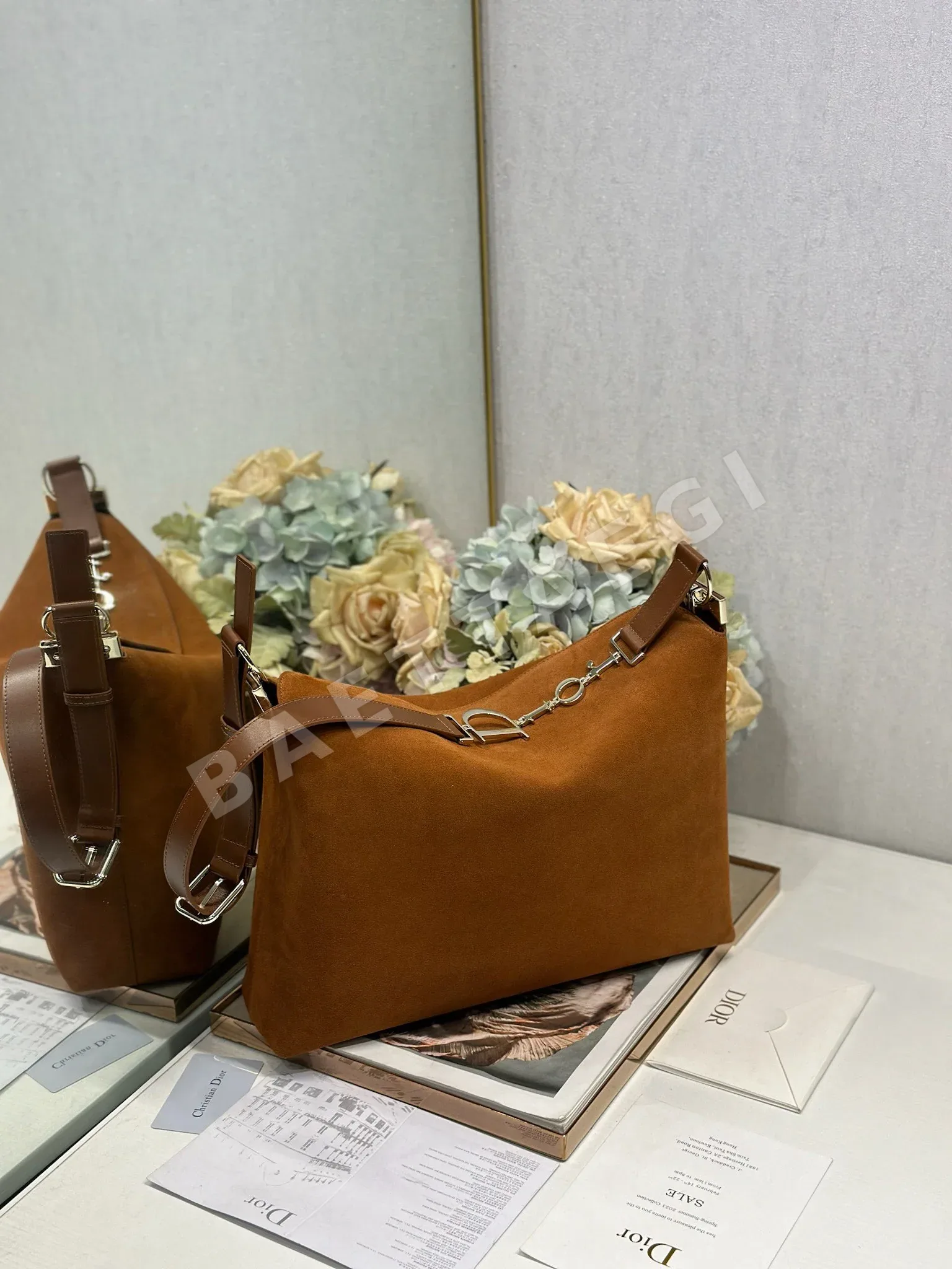 디올 라지 호보 스웨이드 가죽 가방 상세 이미지 3