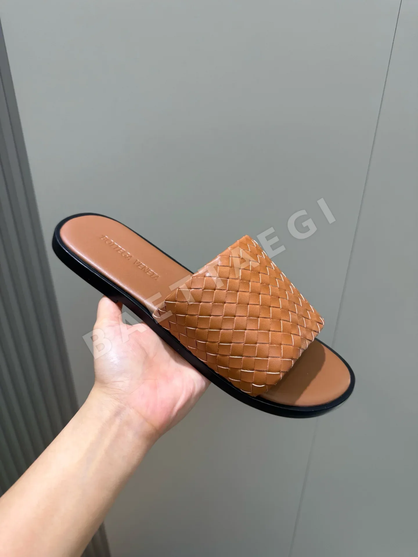 보테가베네타 인트레차토 가죽 뮬 샌들 상세 이미지 5