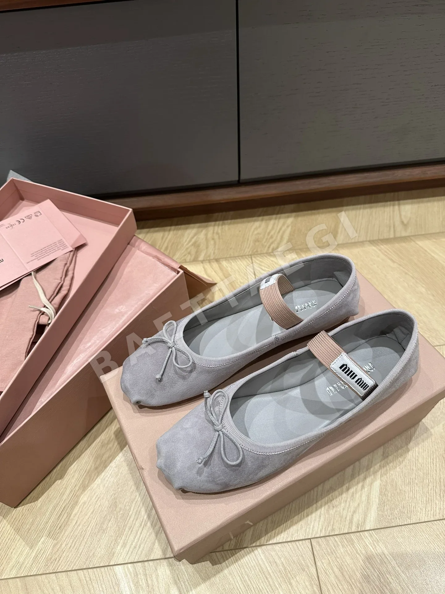 미우미우 스웨이드 발레 슈즈 24156