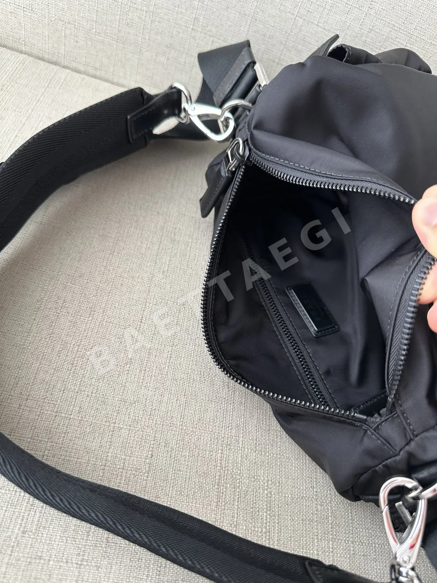 프라다 익스플로어 나일론 가죽 호보 숄더백 상세 이미지 9