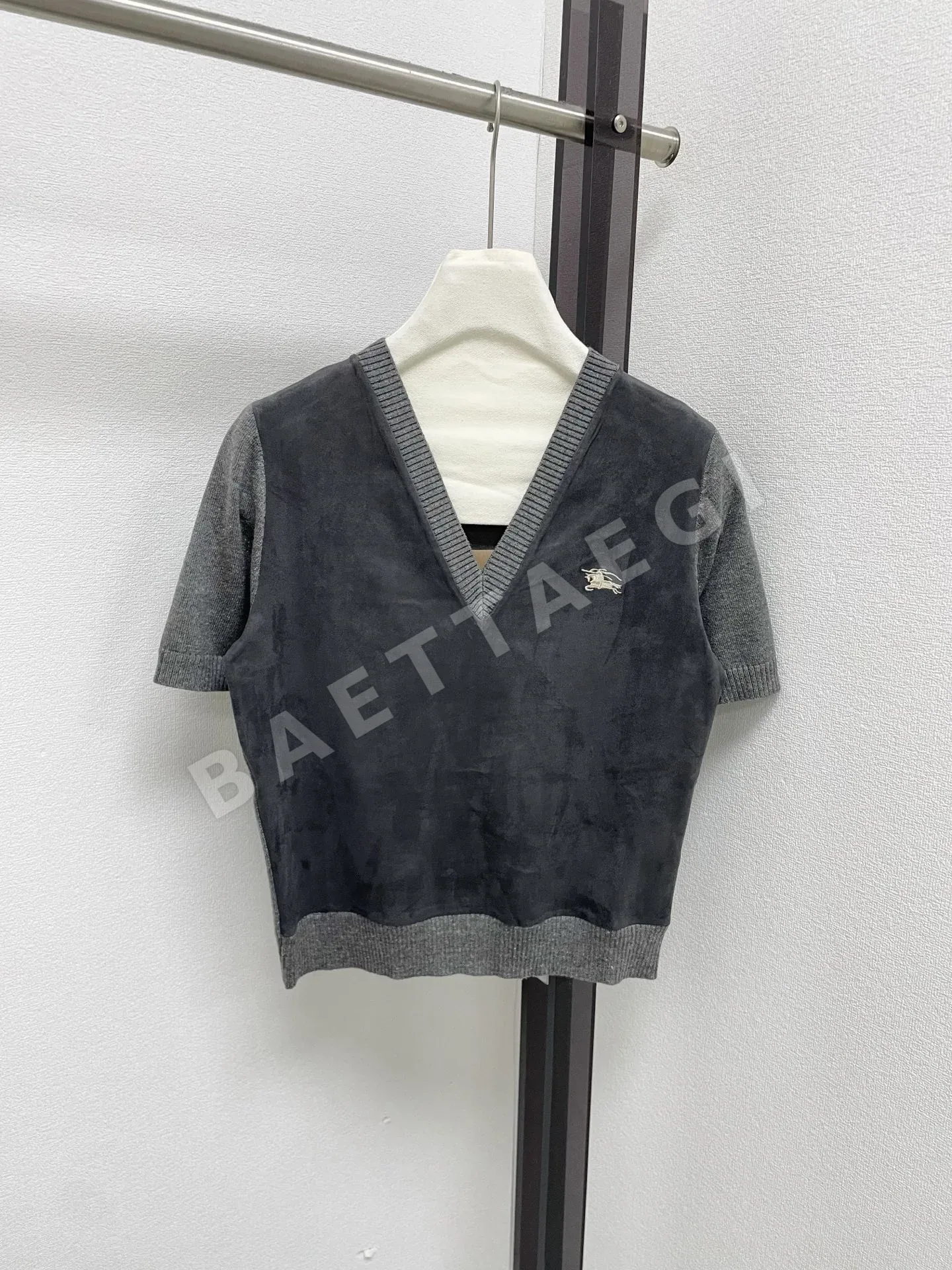 버버리 벨벳 패치워크 승마 로고 V넥 반팔 탑 상세 이미지 2