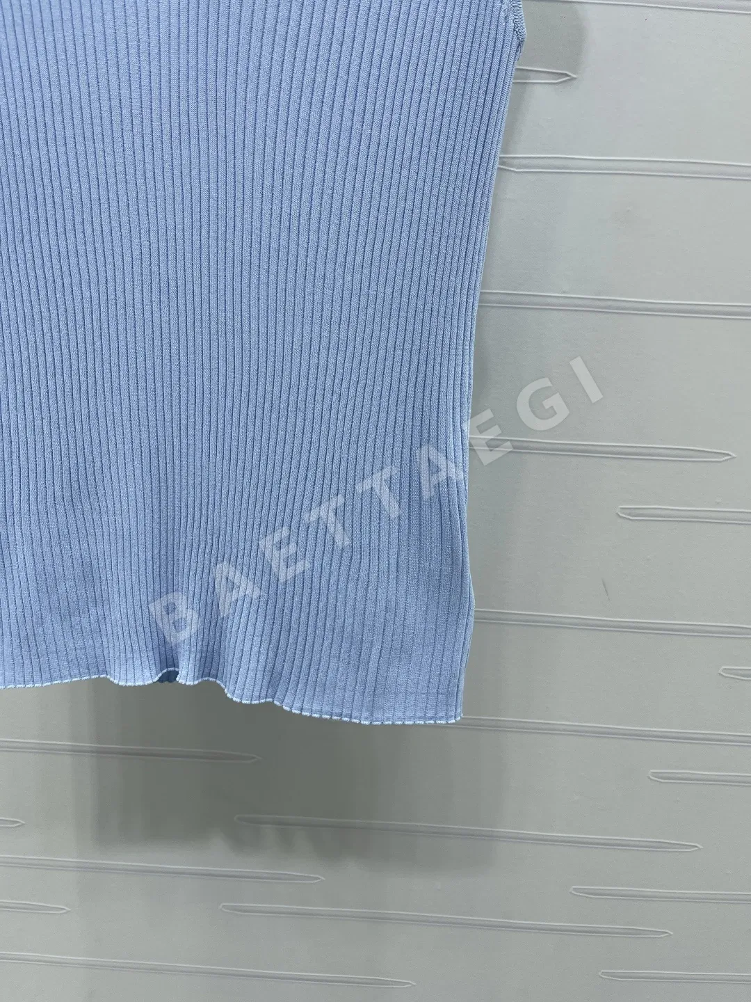 미우미우 로고 자수 V넥 카라 반팔 티셔츠 상세 이미지 6
