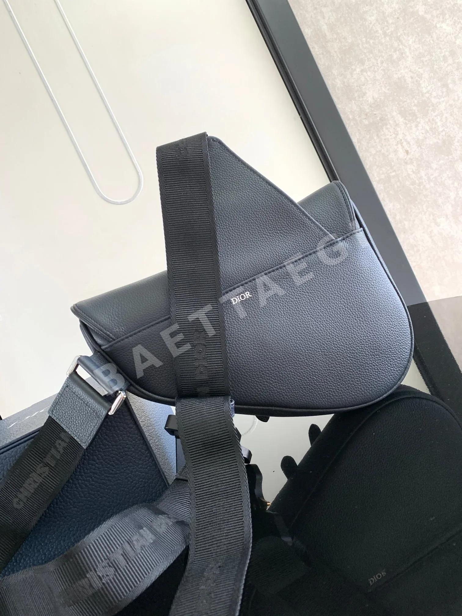 디올 새들 블랙 그레인 카프스킨 가방 상세 이미지 3