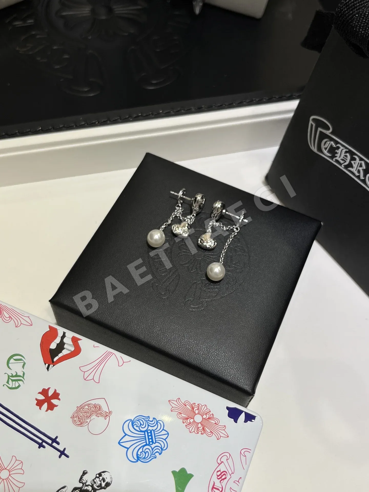 크롬하츠 화이트골드 하트 진주 펜던트 귀걸이 124669