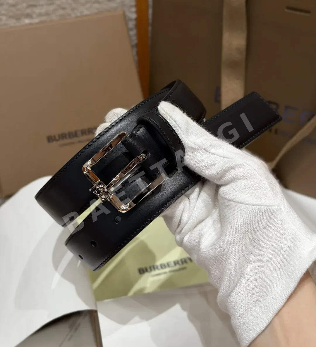버버리 폴리 30mm 스무스 송아지가죽 핀 벨트 상세 이미지 8