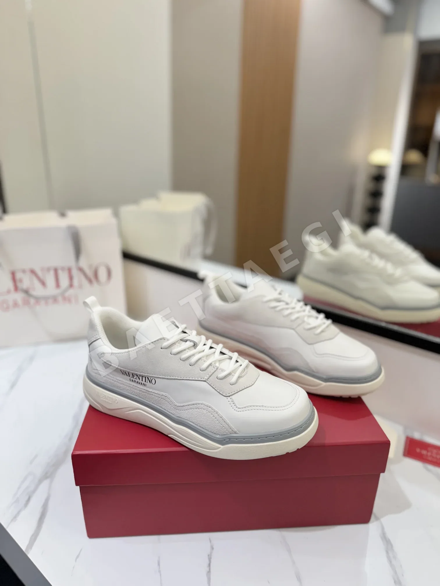 발렌티노 런부트 미드컷 스니커즈 134791