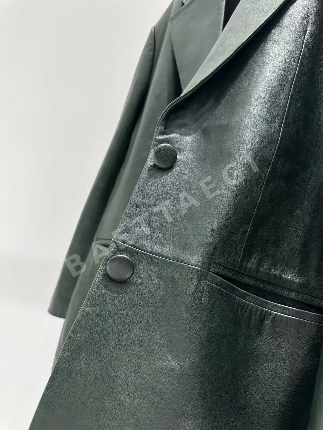 보테가베네타 오버사이즈 램스킨 여성 자켓 상세 이미지 7