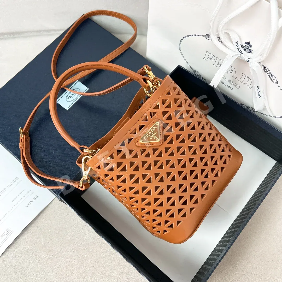 프라다 파니에 구멍 무늬 소가죽 버킷백 1BA217