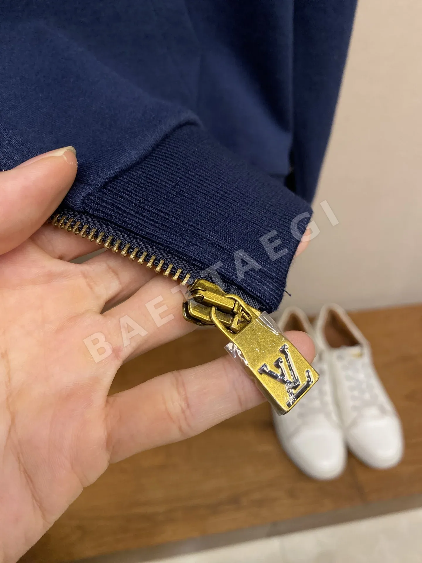 루이비통 LV 로고 지퍼업 후드 자켓 상세 이미지 7