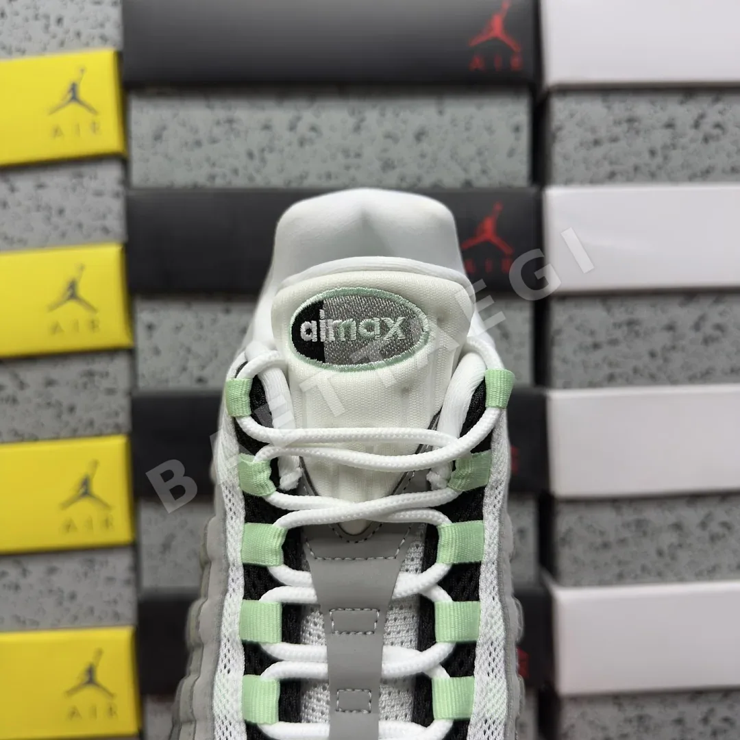 나이키 [KZ2.0] 에어 맥스 95 OG HJ5996-005 201781 Nike Air Max 95 OG Big Bubble Fresh 상세 이미지 9