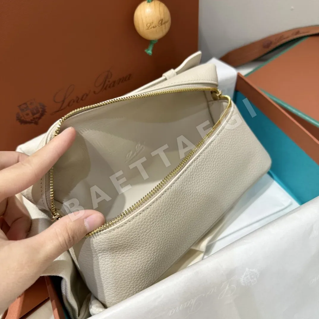 로로피아나 L19 라이트베이지 골드 버클 핸드백 상세 이미지 7