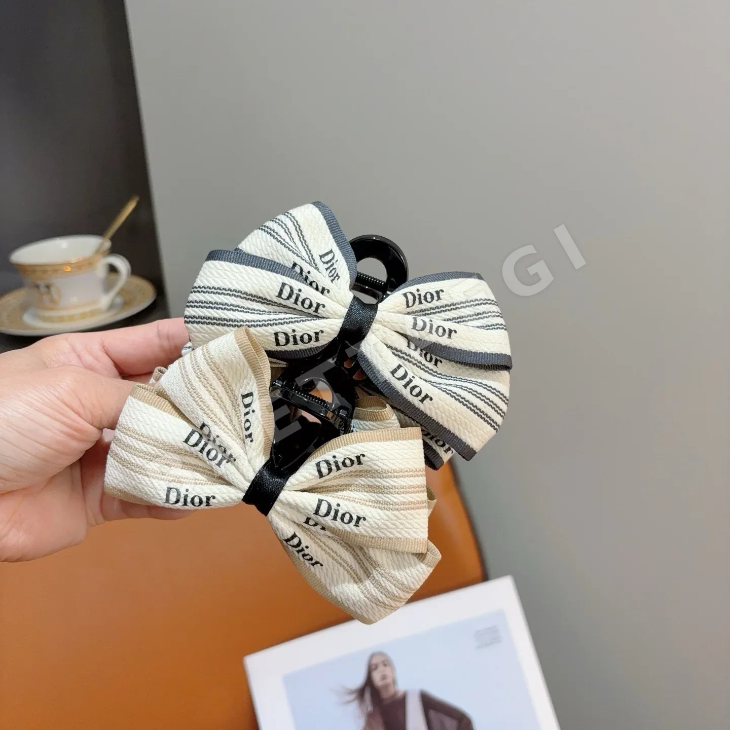 디올 헤어 클립 184398