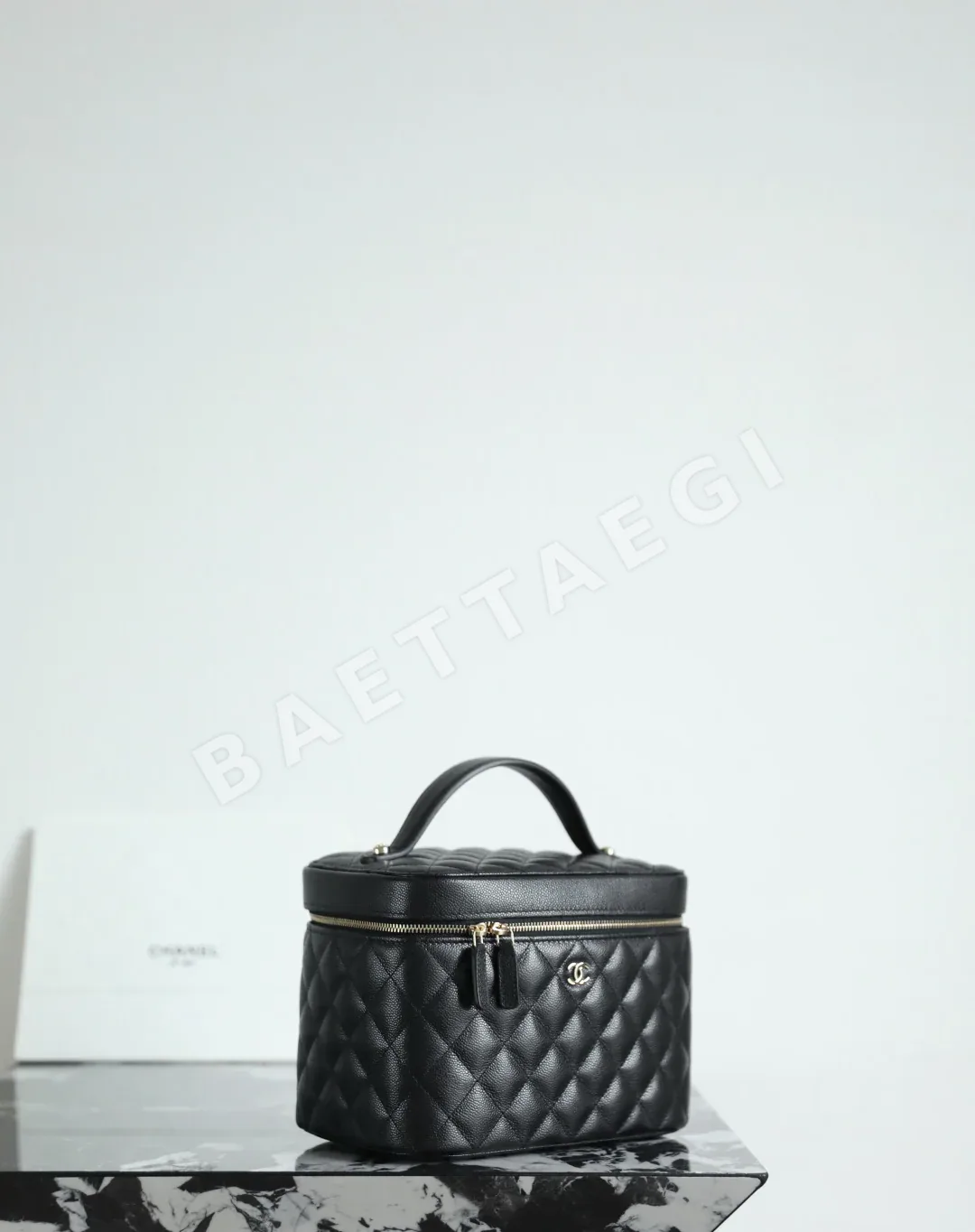 샤넬 블랙 토일러리 핸드백 상세 이미지 3