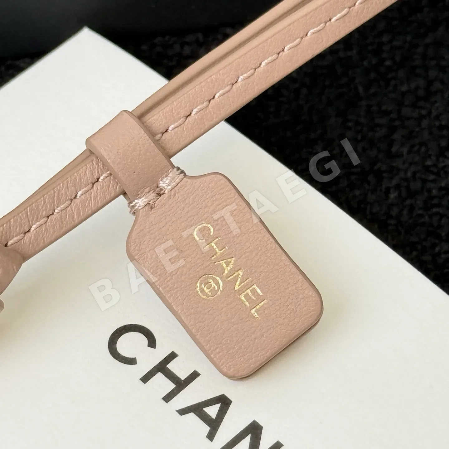 샤넬 서핑보드형 더블 C 가죽 키링 상세 이미지 8