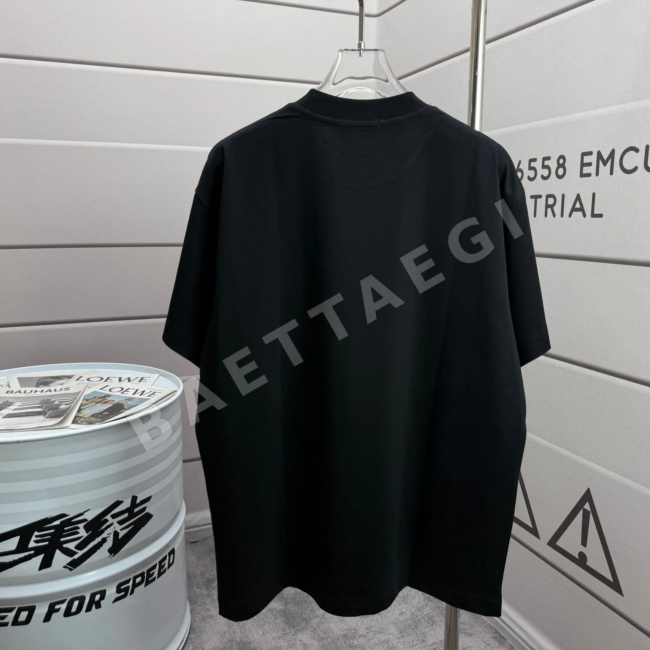 샤넬 클래식 레터 패턴 3D 실리콘 가공 남성용 반팔 티셔츠 상세 이미지 2