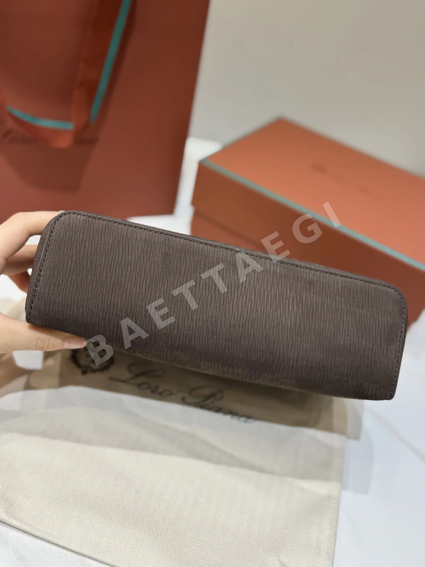 로로피아나 벨벳 워터 리플 다크 브라운 가죽 핸드백 상세 이미지 8