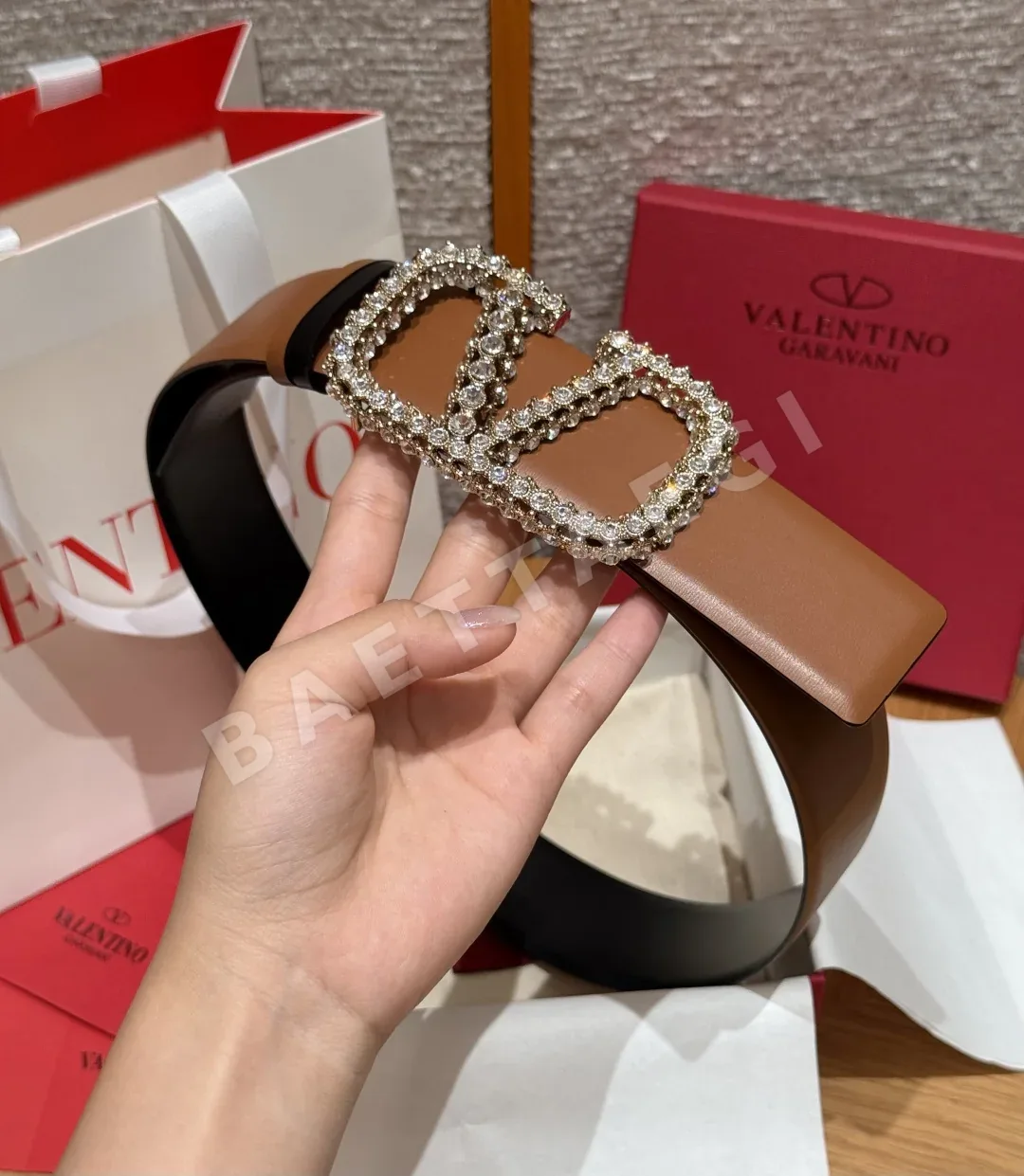 발렌티노 V로고 시그니처 크리스탈 장식 리버서블 벨트 40mm 상세 이미지 2