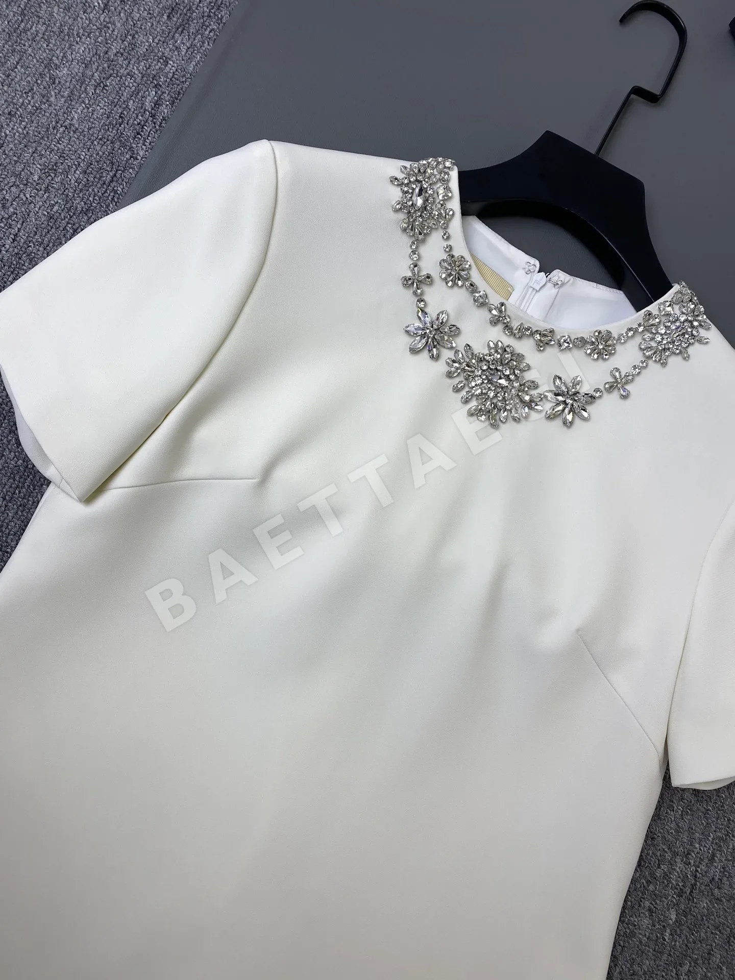발렌티노 라인스톤 장식 플라워 카라 A라인 반소매 원피스 상세 이미지 4
