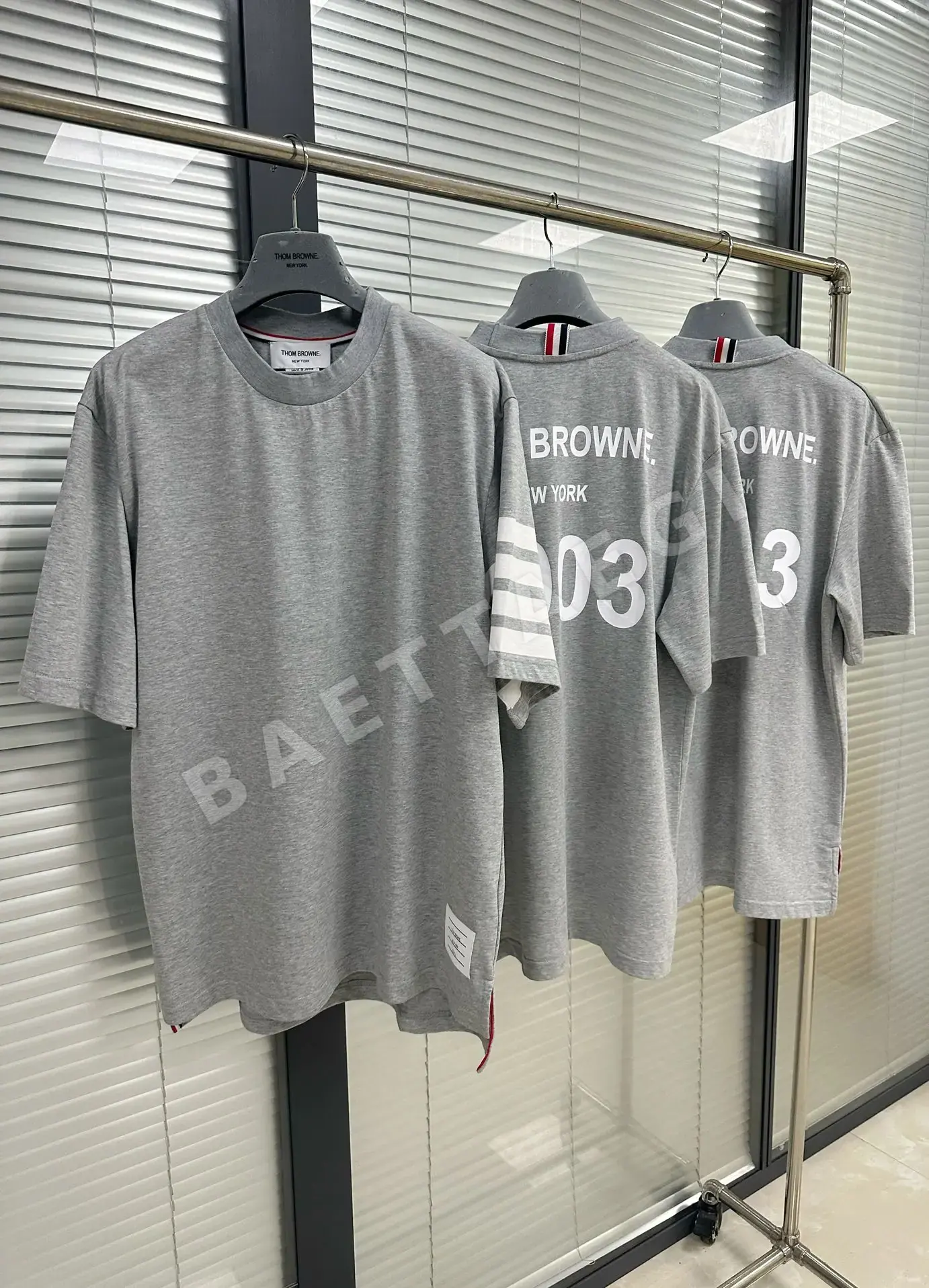 톰브라운 4바 스트라이프 크루넥 코튼 반팔 티셔츠 상세 이미지 4