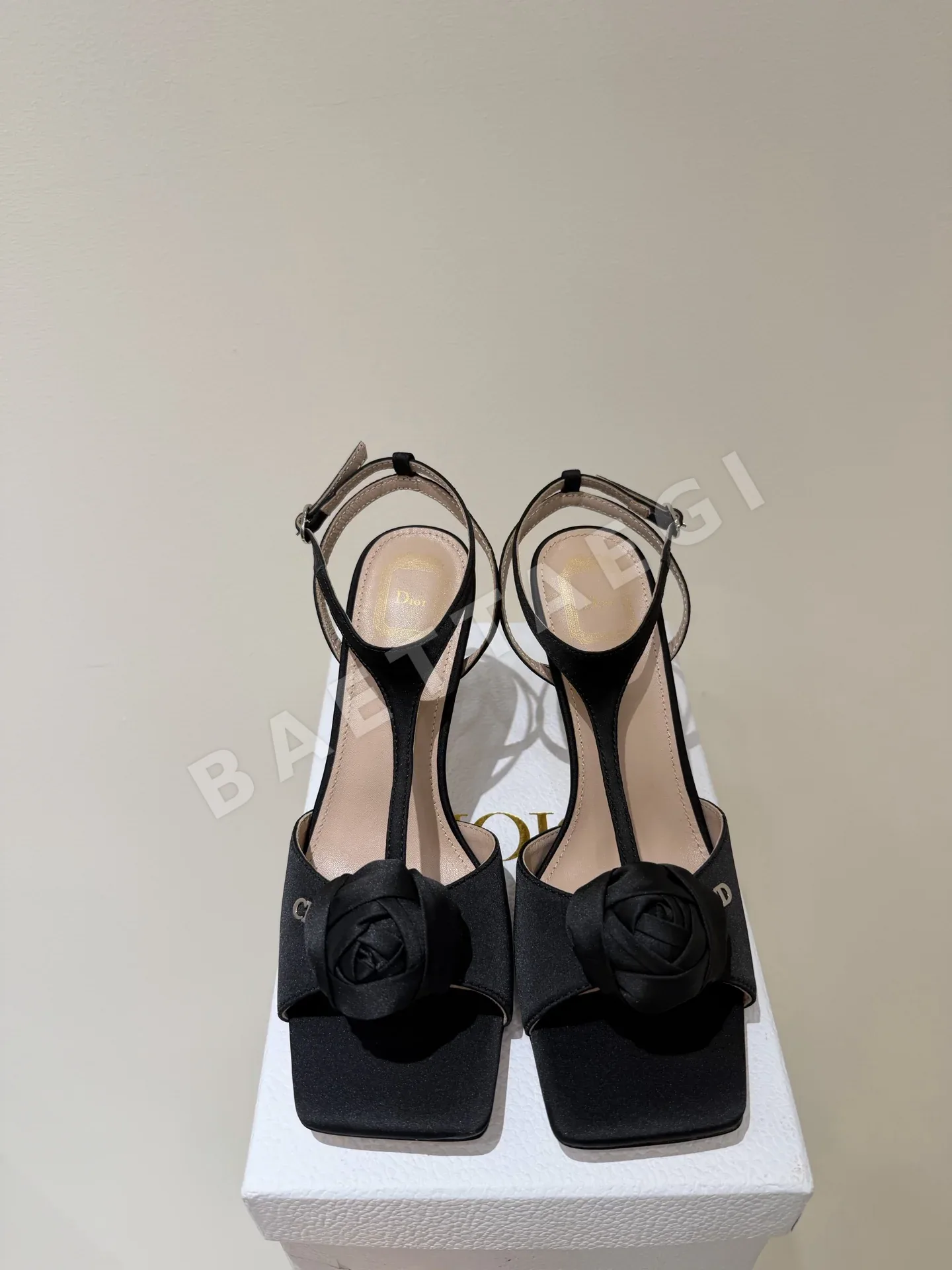 디올 카멜리아 새틴 T스트랩 스틸레토 샌들 115422
