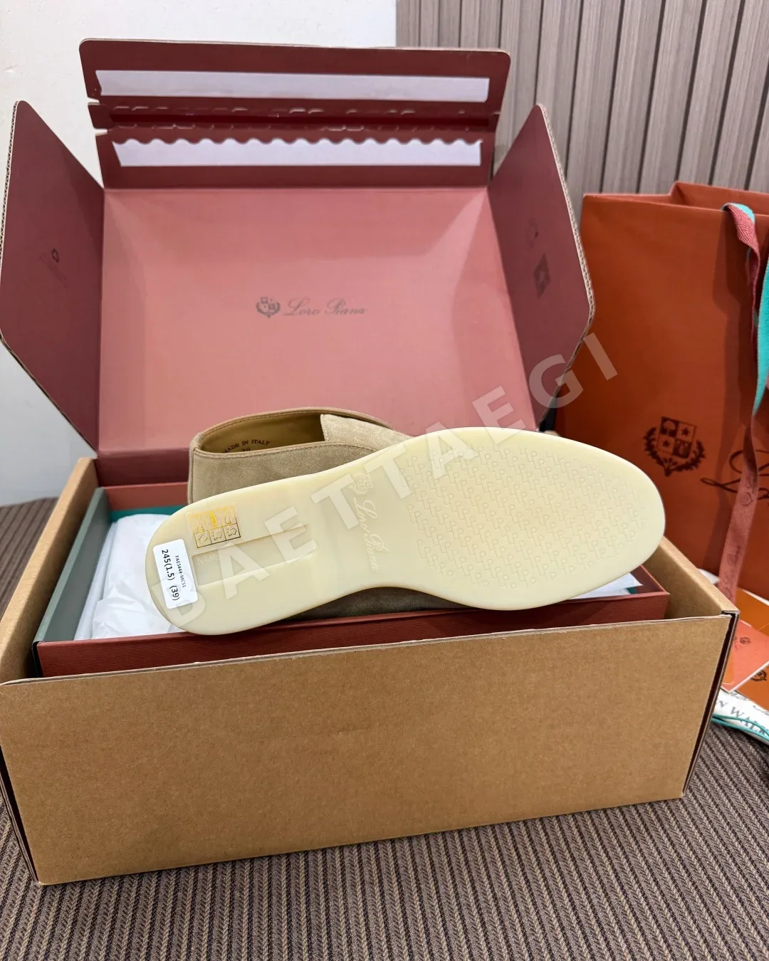 로로피아나 로퍼 크림 화이트 스웨이드 하이탑 디자인 상세 이미지 9