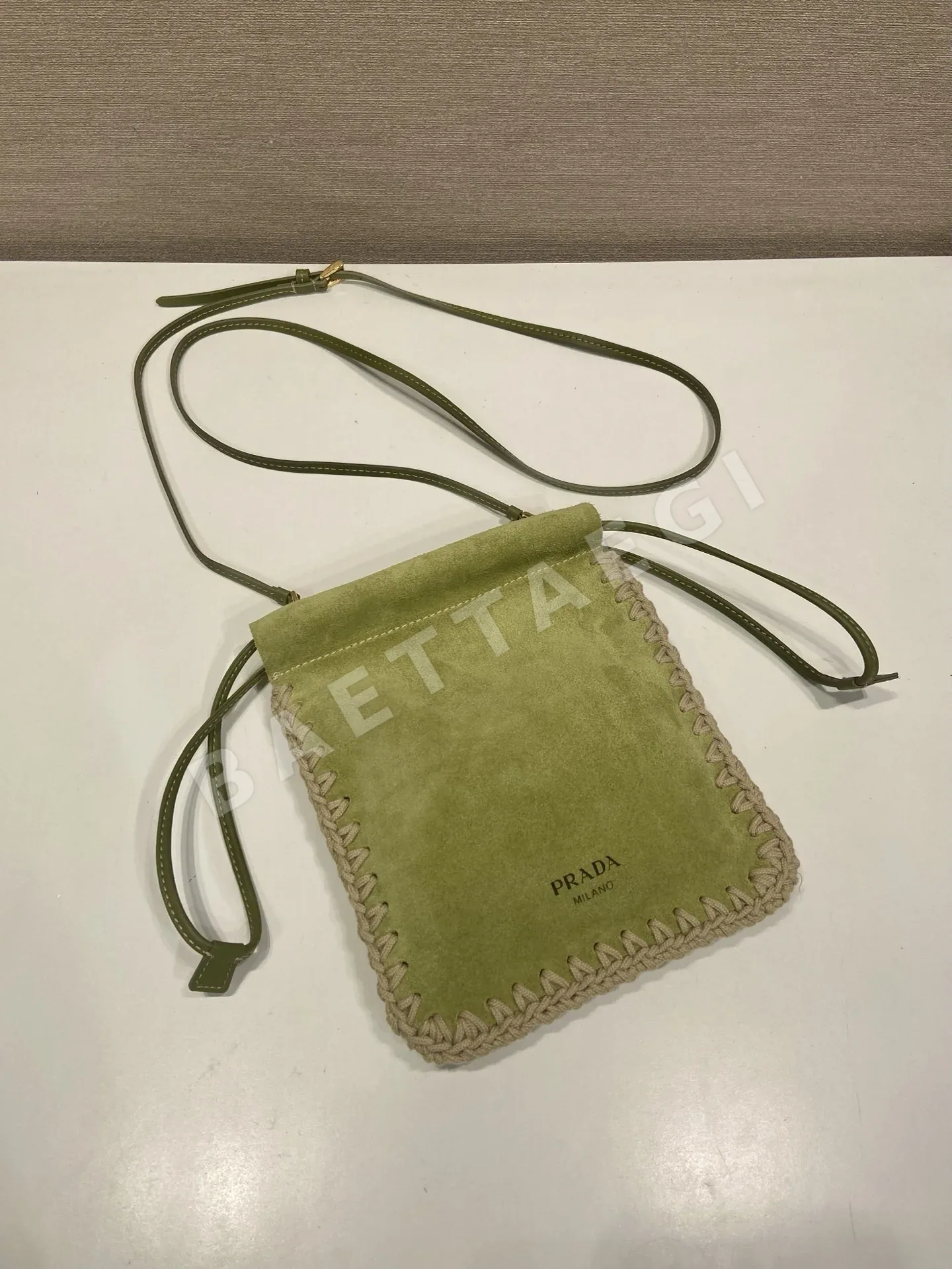 프라다 우븐 스웨이드 스마트폰 클러치 가방 1ZT092 상세 이미지 2