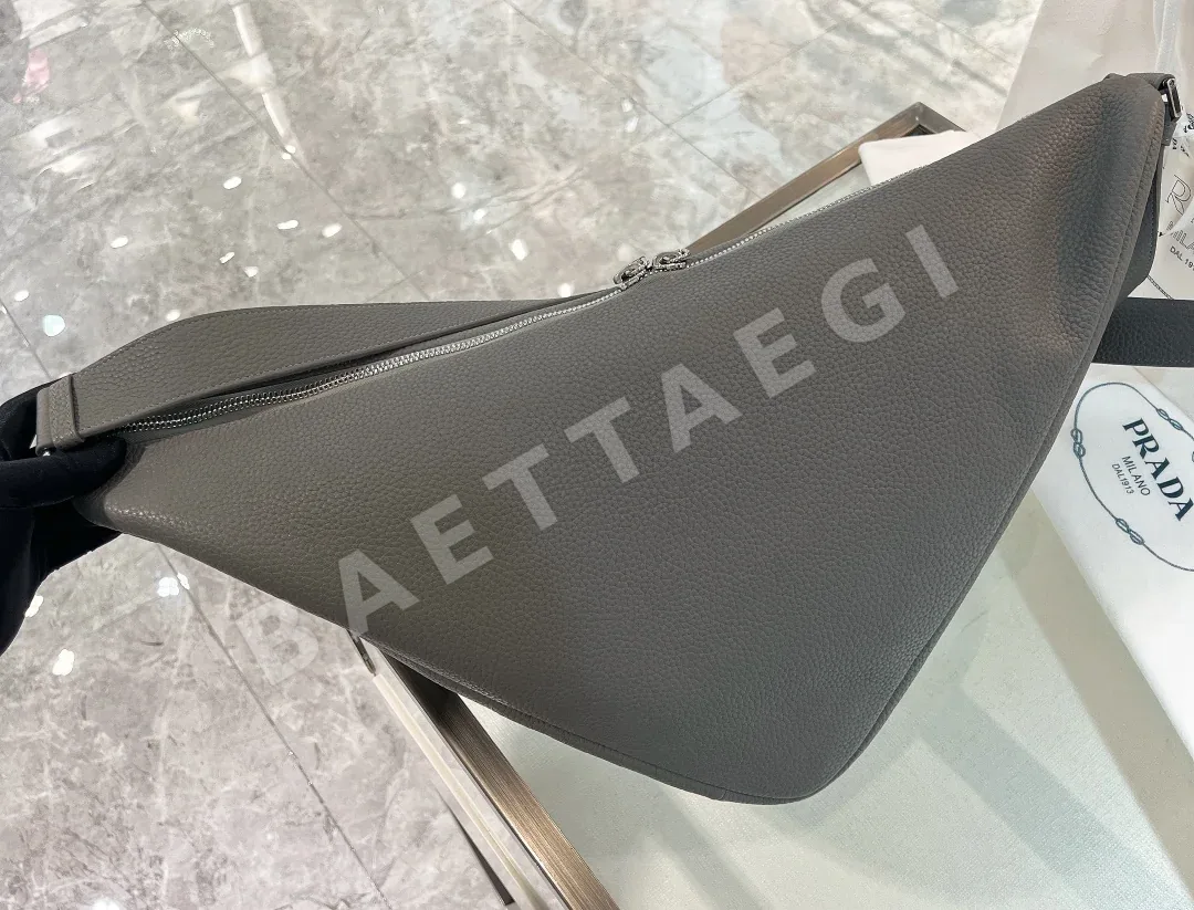 프라다 삼각형 가죽 크로스백 2VY007 상세 이미지 2