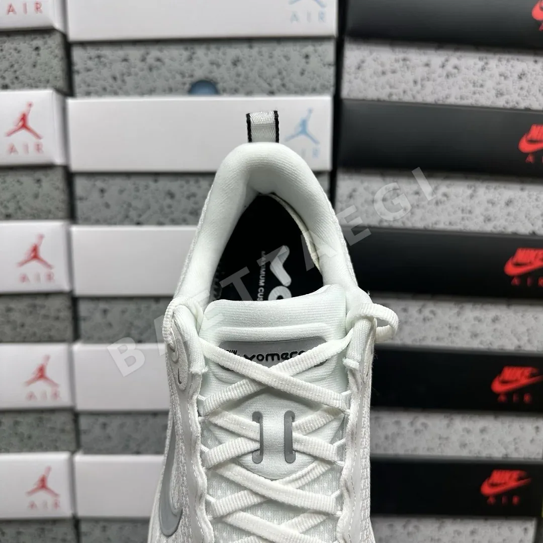 나이키 [XY] 보메로 플러스 II7181-102 201718 Nike Vomero Plus White Black Cool Grey 상세 이미지 9