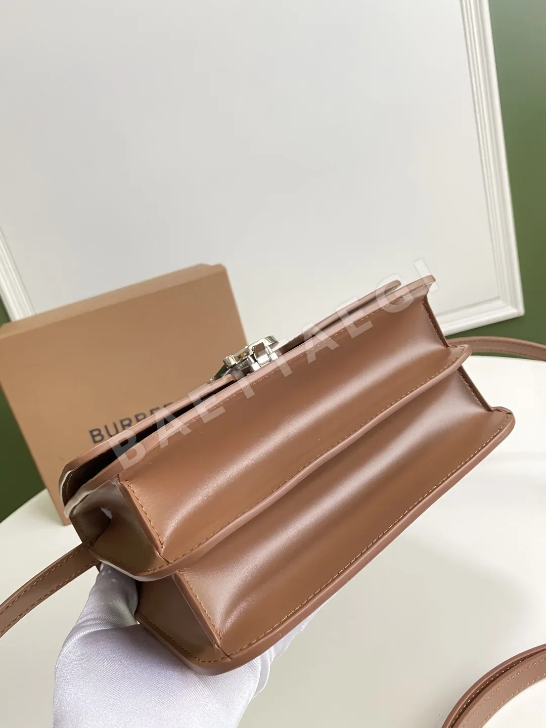버버리 TB 킹덤 골드 로고 가죽 가방 상세 이미지 8