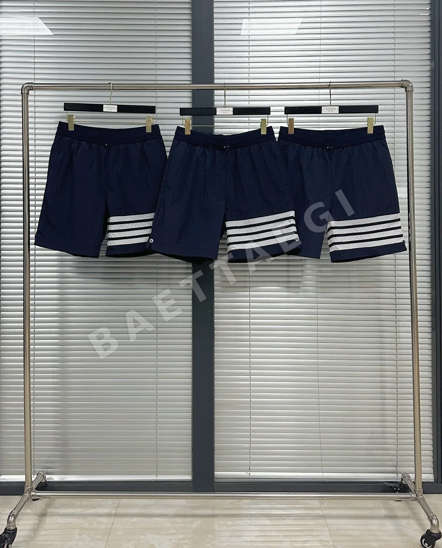 톰브라운 4바 스트라이프 나일론 반바지 46710
