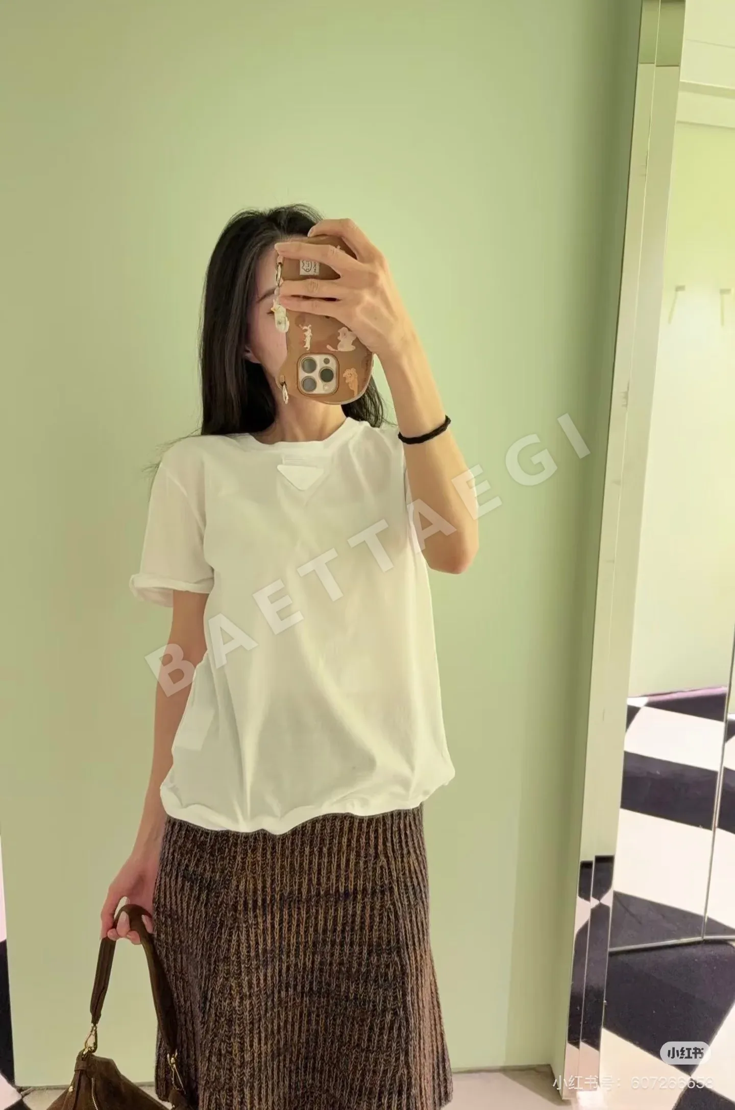 프라다 레터 로고 3D 엠보싱 반팔 티셔츠 상세 이미지 4