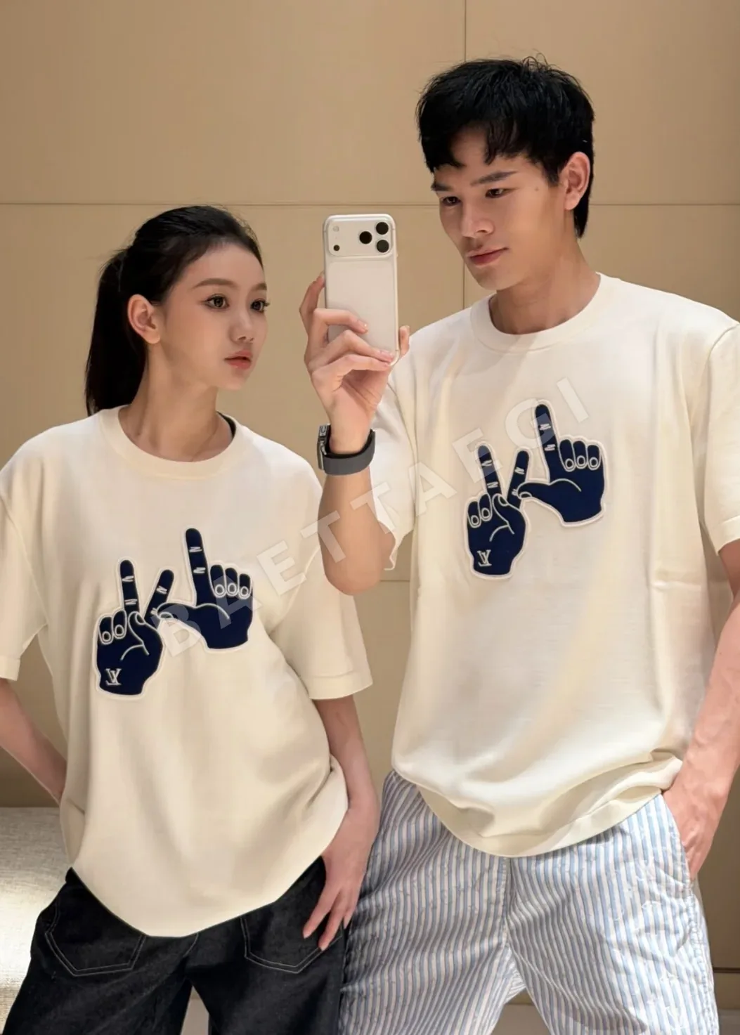 루이비통 핸드 제스처 로고 패치워크 남성 반팔 상세 이미지 9
