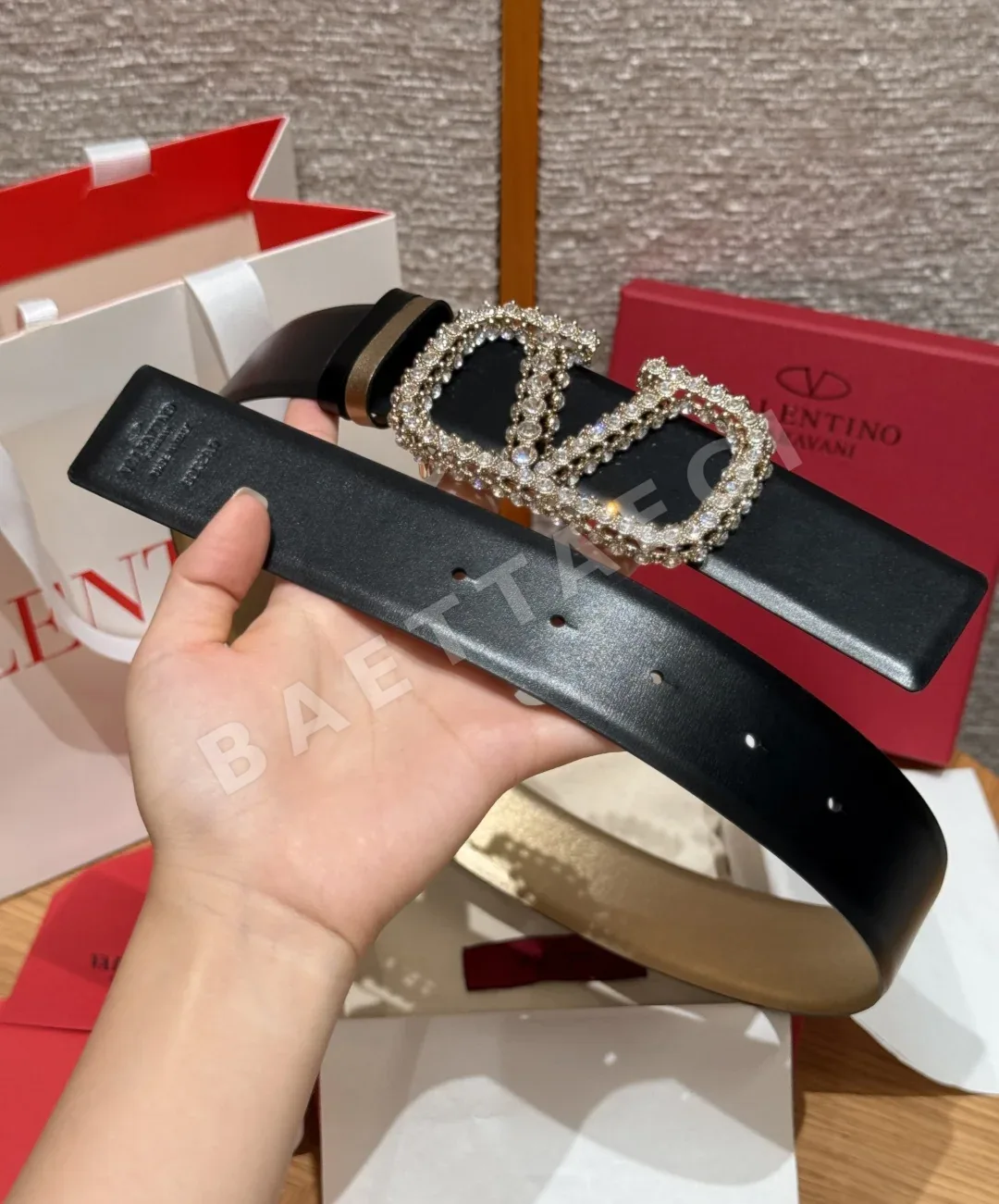 발렌티노 VLOGO 크리스탈 장식 양면 소가죽 벨트 상세 이미지 9