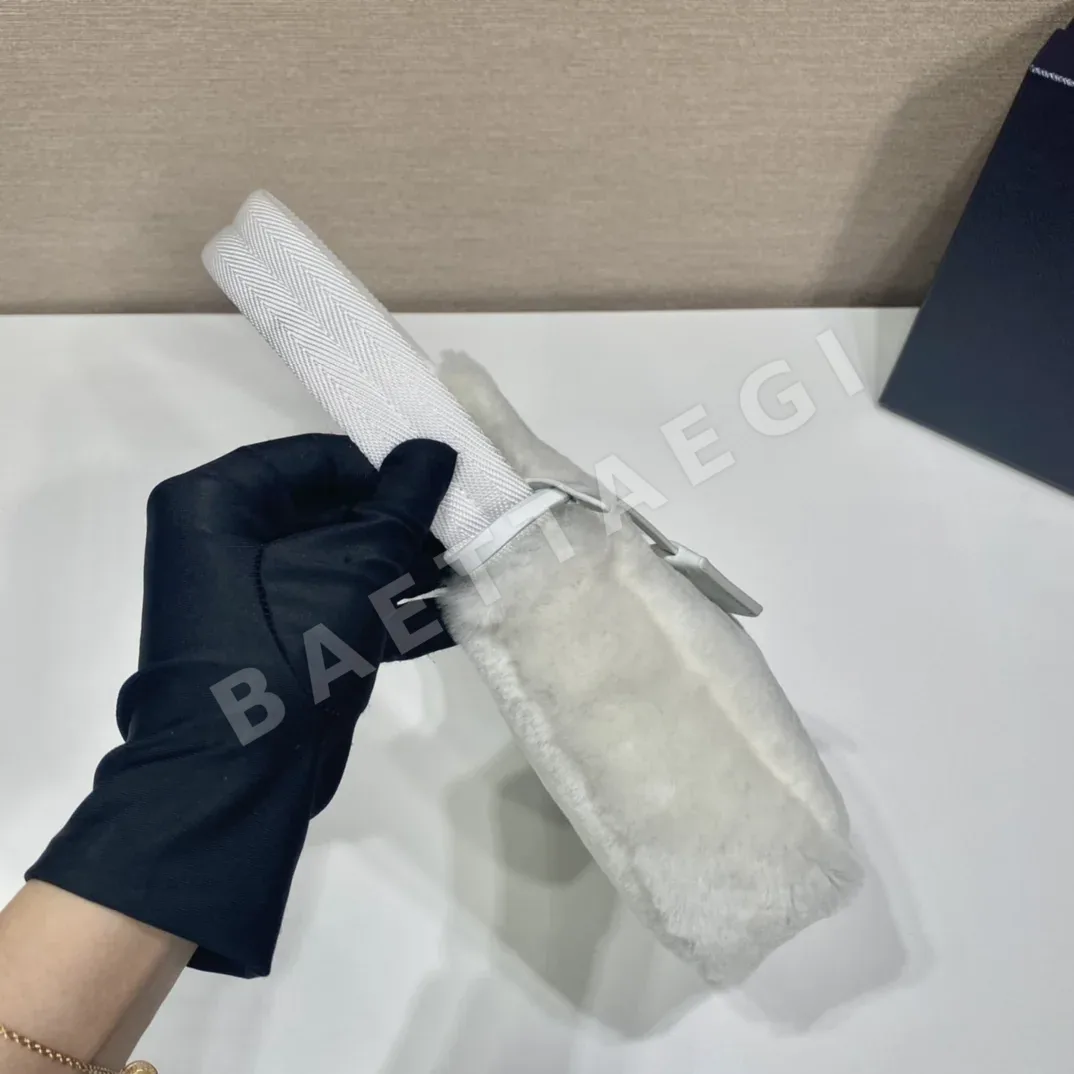 프라다 염소털 호보백 상세 이미지 6