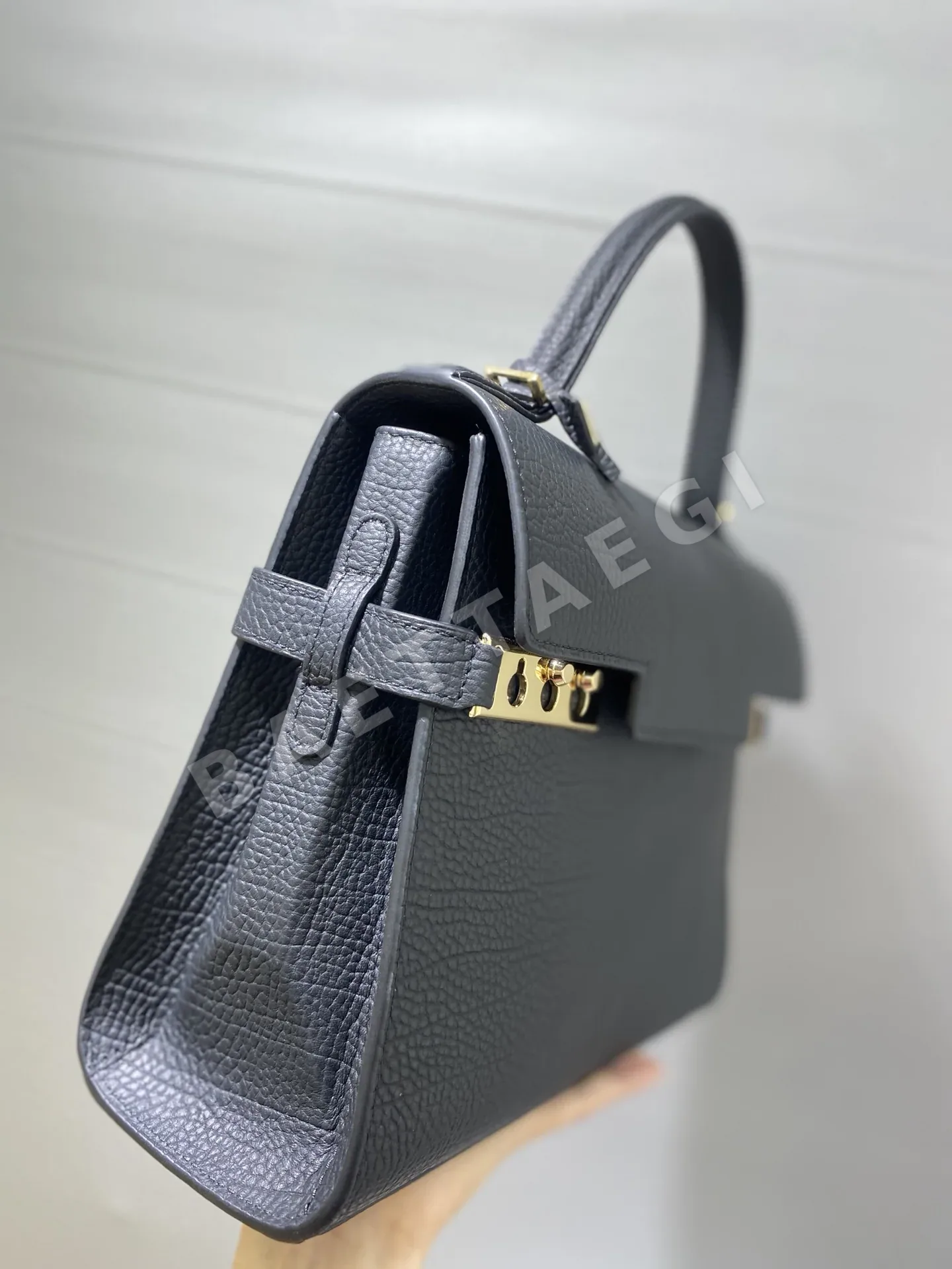 델보 템페스트 MM 소가죽 넥 레더 가방 상세 이미지 4