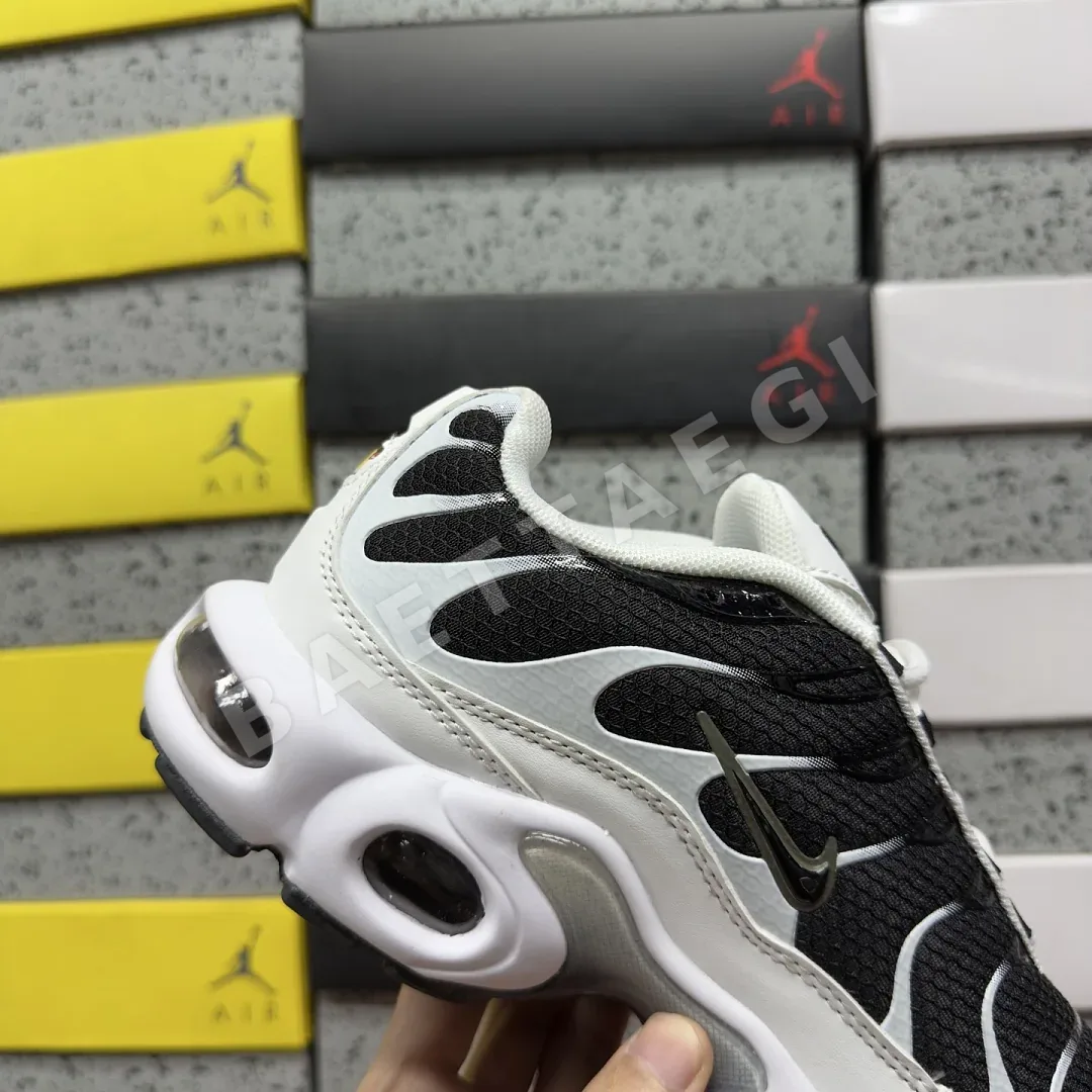 나이키 [BD] 에어 맥스 플러스 CT1094-102 201908 Nike Air Max Plus White Black Metallic 상세 이미지 8