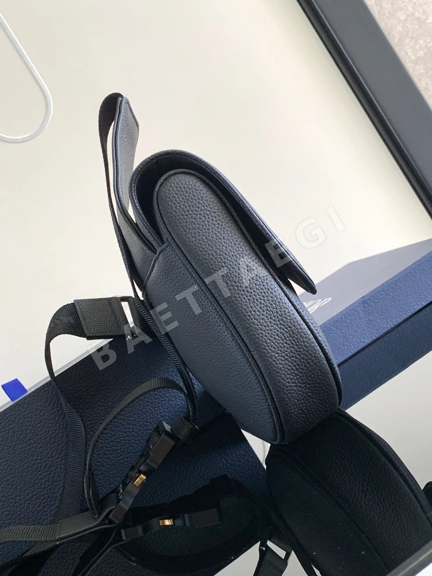 디올 새들 가죽 숄더백 상세 이미지 2