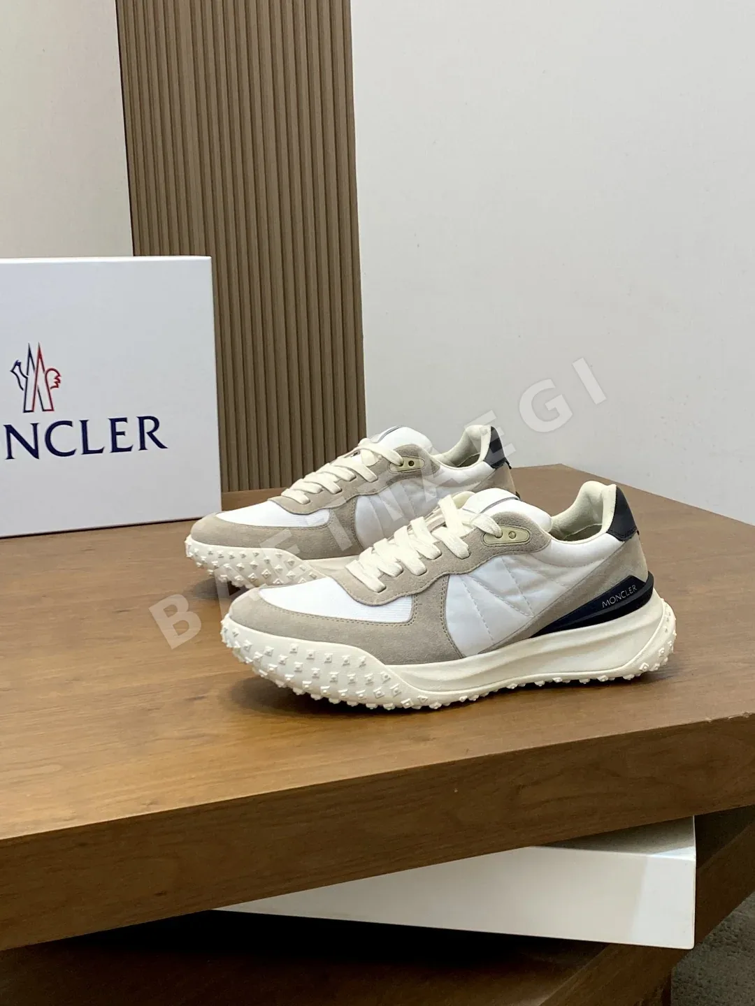 몽클레르 스니커즈 남성 스웨이드 로고 상세 이미지 3