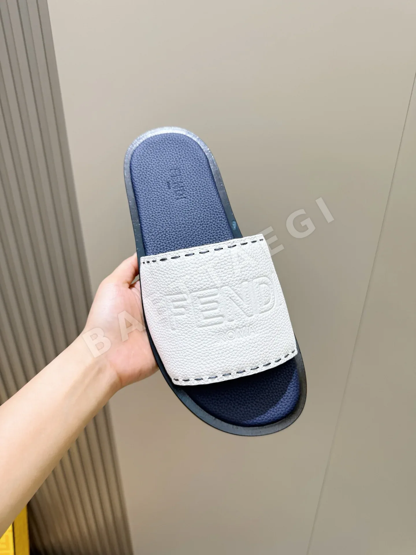펜디 남성 가죽 솔 스트랩 샌들 상세 이미지 4