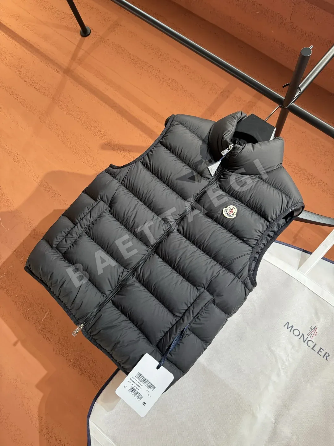 몽클레르 남성 화이트 덕다운 조끼 상세 이미지 2