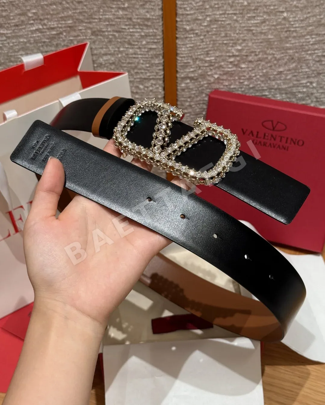 발렌티노 V로고 시그니처 크리스탈 장식 리버서블 벨트 40mm 상세 이미지 9