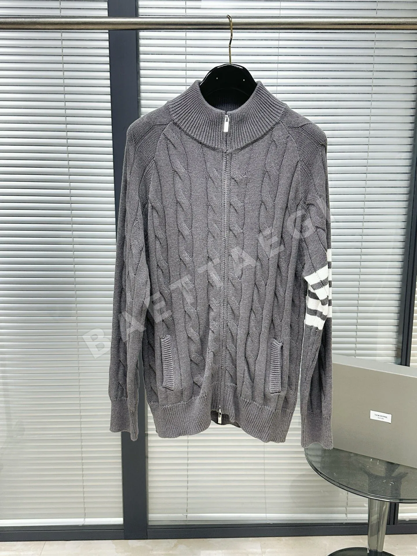 톰브라운 그레이 4바 스트라이프 모크넥 지퍼 니트 남녀공용 상세 이미지 2