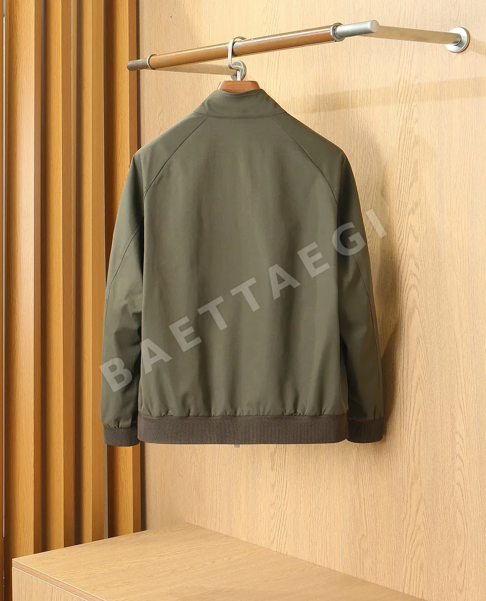 버버리 스탠드 카라 군마 자수 남성 자켓 상세 이미지 2
