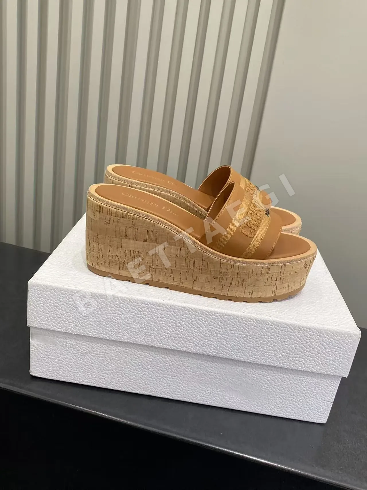 디올 자수 플랫폼 웨지 샌들 55618