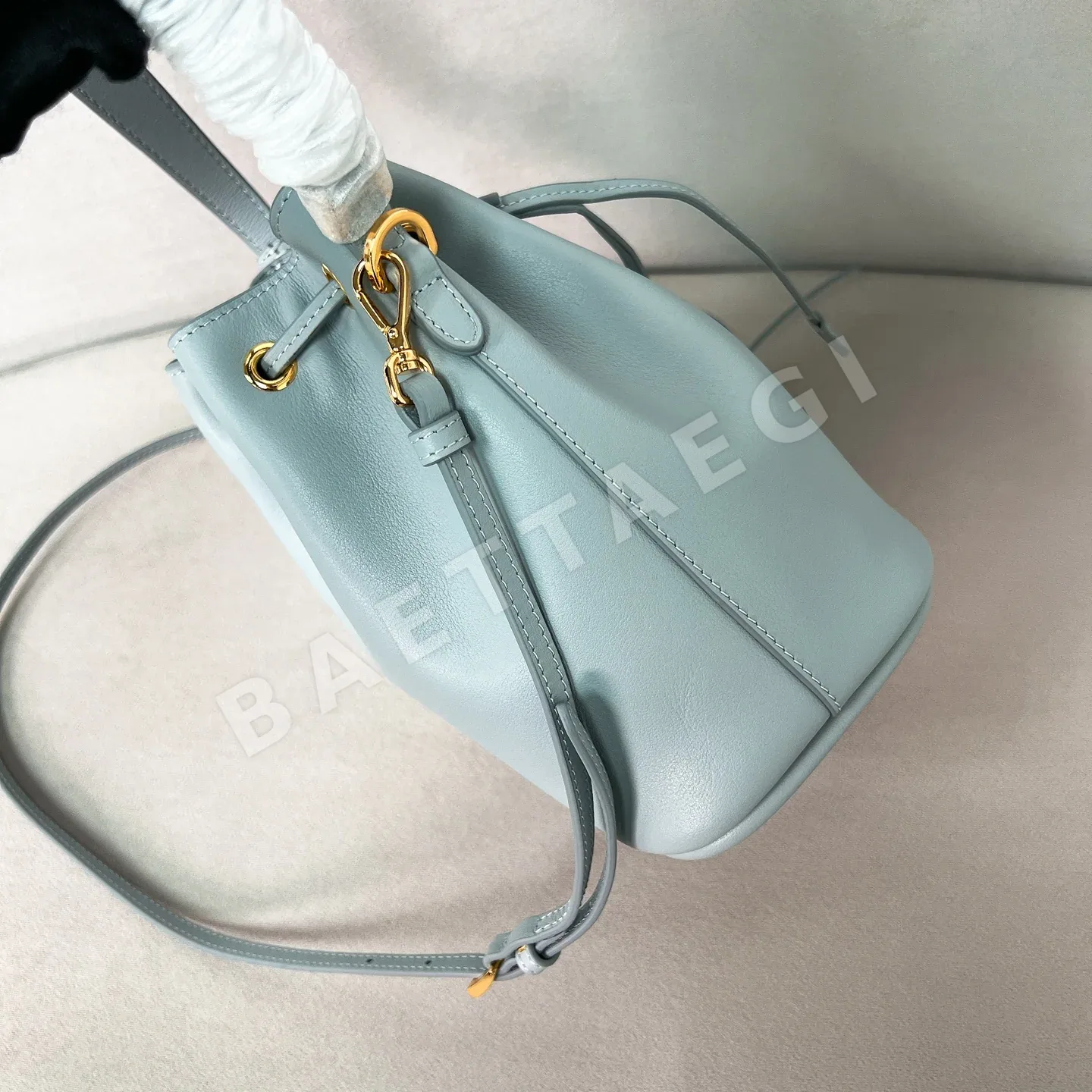 프라다 소프트 그레인 퀼트 버킷백 1BE067 상세 이미지 3