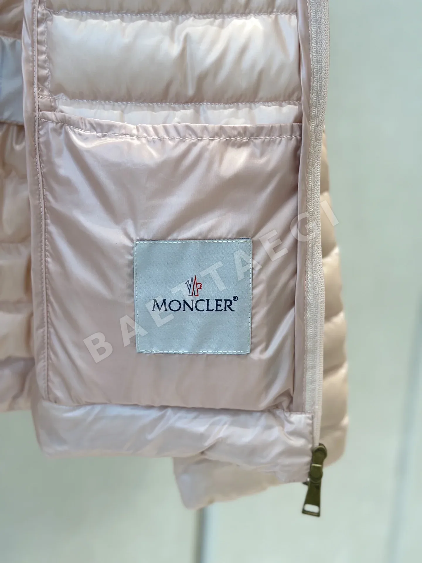 몽클레르 여성 슬림핏 구스다운 패딩 코트 상세 이미지 4