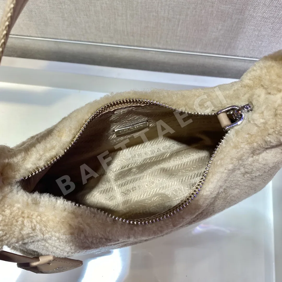 프라다 부드러운 호보백 상세 이미지 8