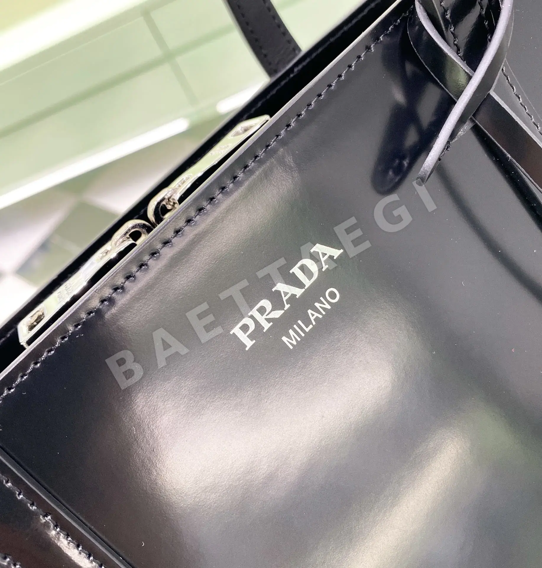 프라다 리에디션 송아지가죽 토트백 1BA350 상세 이미지 5