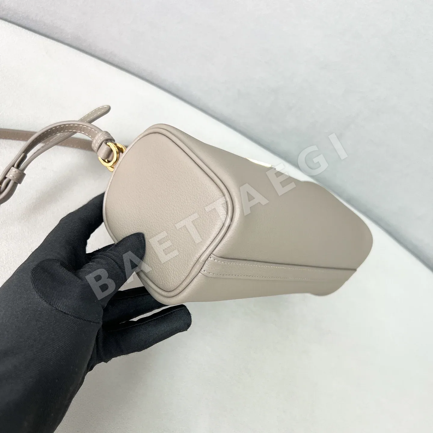프라다 소프트 그레인 스몰 볼링 가방 1BC239 상세 이미지 7